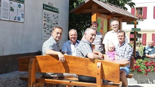 Bürgermeister Bernd Steinhäuser und sein Stellvertreter Klaus Amschler, die Eheleute Kapsch von gegenüber, Stefan Amschler mit seinen Kindern Yannik und Lennja, hinten Otto Arnold Foto: kms