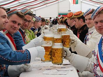 Normalerweise ziehen die Chargierten mit ihren bunten Uniformen zu Beginn des Festkommers ins Zelt ein. Diesmal saßen sie schon vorher drin - die schweren Uniformjacken sollten nicht nass werden. Foto: Simone Bastian