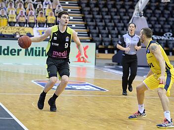 Medi-Talent Kay Bruhnke (mit Ball) markierte in Oldenburg sechs Punkte - persönlicher Bestwert in der Bundesliga. Überragender Akteur auf dem Parkett war allerdings der Oldenburger Guard Keith Hornsby mit 24 Zählern und fünf getroffenen Dreiern (rechts).  Foto: Peter Mularczyk