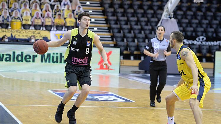 Medi-Talent Kay Bruhnke (mit Ball) markierte in Oldenburg sechs Punkte - persönlicher Bestwert in der Bundesliga. Überragender Akteur auf dem Parkett war allerdings der Oldenburger Guard Keith Hornsby mit 24 Zählern und fünf getroffenen Dreiern (rechts).  Foto: Peter Mularczyk