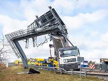 Lastwagen mit Muldenkipper reißt Schilderbrücke mit