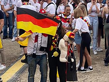 Bei EM-Feier in N&uuml;rnberg: Gruppe beleidigt und schubst Frau - vor Augen ihres Sohnes (5)