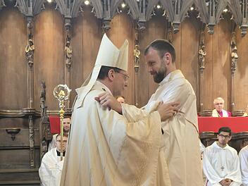 Bamberger Erzbischof ermutigt bei Priesterweihe zum Lachen in der Kirche Bamberger Erzbischof ermutigt bei Priesterweihe zum Lachen in der Kirche