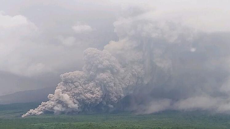 Vulkan Semeru in Indonesien spuckt Aschesäule