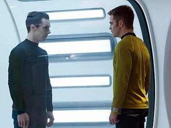 Benedict Cumberbatch (links) als John Harrison und Chris Pine als James T. Kirk treffen aufeinander. Foto: Zade Rosenthal/Paramount