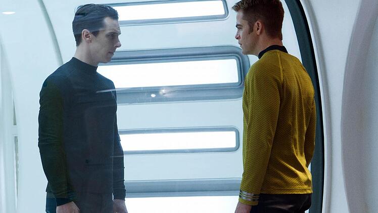 Benedict Cumberbatch (links) als John Harrison und Chris Pine als James T. Kirk treffen aufeinander. Foto: Zade Rosenthal/Paramount