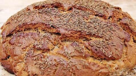 Frisch gebacken: das mit Kümmel bestreute Brot Foto: Gerd Schaar