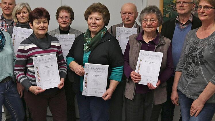 Von links: Gabriele Metz, Renate Roth, Maria Schnabl, Sigrid Bold; (hinten v. l.): Manfred Lutz, Gudrun Ziegert, Lydia Koppenhöl, Alex Schaub und Hubert Kober.  Foto: Gerd Schaar