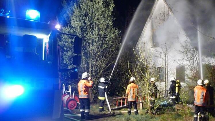 Ein Wohnhaus in der Kronacher Siedlung stand in der Nacht zum Dienstag in Flammen. Foto: Stefan Wicklein
