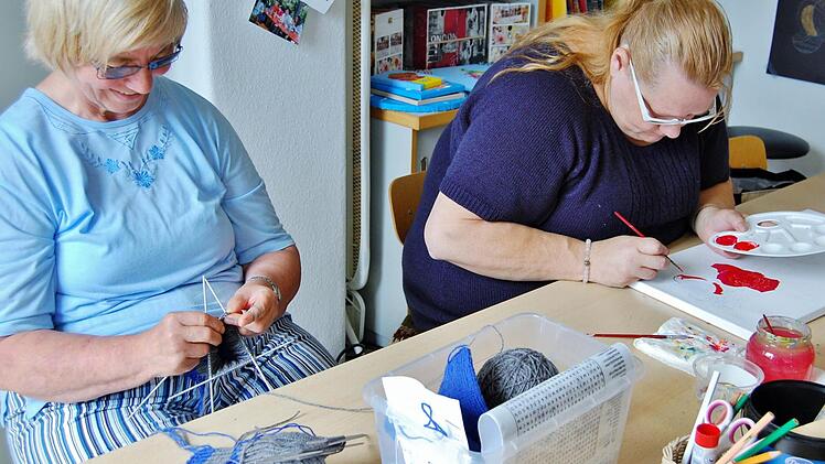 Besucher der Tagesstätte beim Basteln Foto: Sigismund von Dobschütz