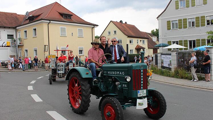 Von einem Hanomag grüßte Landrat Johann Kalb. Foto: Evi Seeger