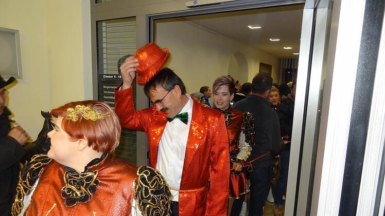 Der N&uuml;dlinger B&uuml;rgermeister Harald Hofmann und die Gemeinder&auml;te werden von Garde-M&auml;dels abgef&uuml;hrt.  Foto: Pierre Strecker