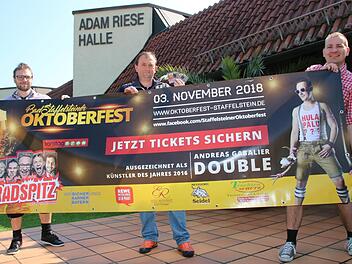 Julian Seidel, Jürgen Dietz und Manuel Balzar (von links) organisieren das Staffelsteiner Oktoberfest in der Adam-Riese-Halle. Der Kartenvorverkauf hat begonnen.Matthias Einwag
