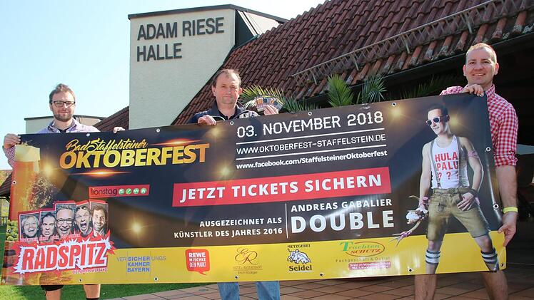 Julian Seidel, Jürgen Dietz und Manuel Balzar (von links) organisieren das Staffelsteiner Oktoberfest in der Adam-Riese-Halle. Der Kartenvorverkauf hat begonnen.Matthias Einwag