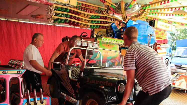 Karl-Heinz Störzer (links) fühlt sich mit seinem Karussell im Engelgarten bestens aufgehoben. Foto: Andreas Dorsch