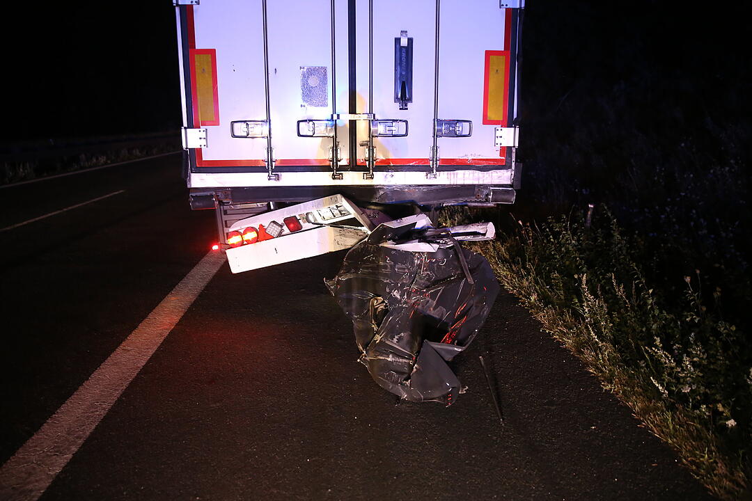 Unfall auf der A6: Auto kracht in Lkw-Heck