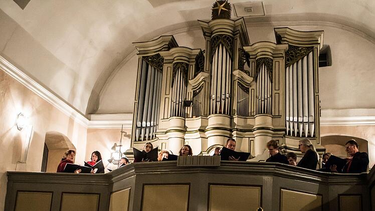 Stimmungsvoll: Ein Projektchor mit Sängern aus der Region Coburg, aus Thüringen, Sachsen und Sachsen-Anhalt gestaltete ein Konzert in Niederfüllbach.Foto: Jochen Berger