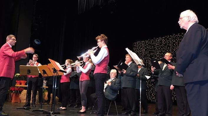 Blechbläser und Männerchor traten gemeinsam auf. Fotos: Horst Wunner