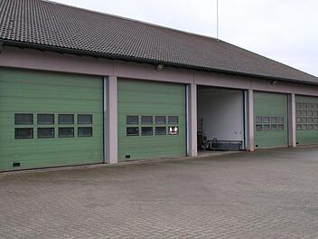 Der Bauhof und das Feuerwehrgerätehaus erhalten neue Tore.  Fotos: Hilmar Ruppert