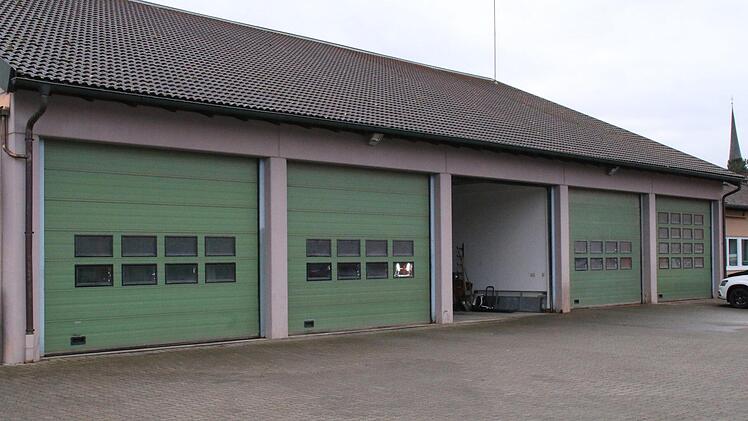 Der Bauhof und das Feuerwehrgerätehaus erhalten neue Tore.  Fotos: Hilmar Ruppert