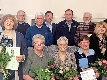 Vorne von links: Birgit Nowak, Jutta Mauer, Anneliese Kratz, Monika Diller, Ingrid Müller-Schubert, hinten von links: Günter Brehm, Hilmar Siebenhaar, Bernhard Hubert, Karsten Fischkal, Lorenz Mölkner, Heinz Zaruba und Markus Stubenvoll  Foto: Johanna Blum