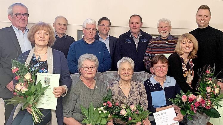 Vorne von links: Birgit Nowak, Jutta Mauer, Anneliese Kratz, Monika Diller, Ingrid Müller-Schubert, hinten von links: Günter Brehm, Hilmar Siebenhaar, Bernhard Hubert, Karsten Fischkal, Lorenz Mölkner, Heinz Zaruba und Markus Stubenvoll  Foto: Johanna Blum
