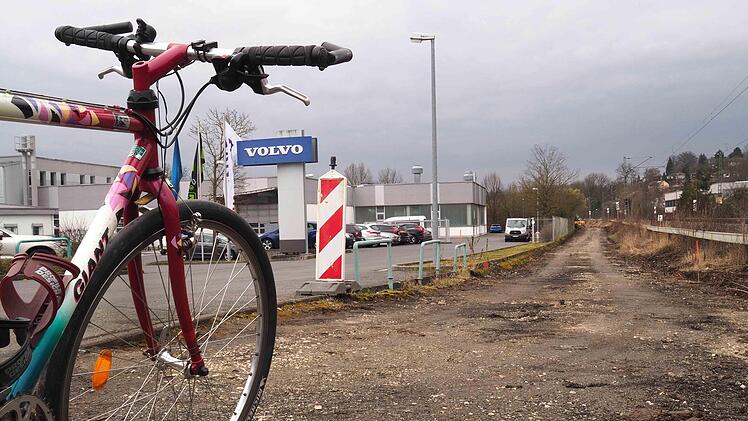 Rund zwei Jahrzehnte haben die Verhandlungen und Planungen f&uuml;r den Kiebitzweg gedauert, jetzt haben die Bauarbeiten begonnen. Der Fu&szlig;- und Radweg verbindet ab Mai die Stadtteile Ketschendorf und Creidlitz.