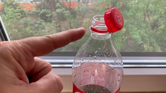 Deckel an Cola-Flasche