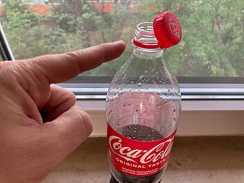 Deckel an Cola-Flasche