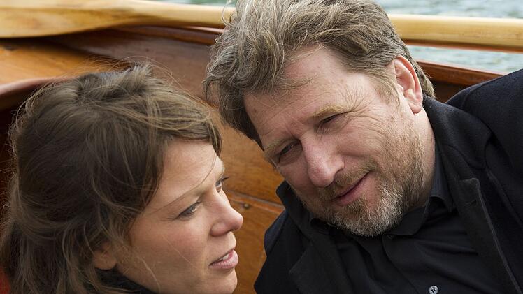Kommissar Hattinger (Michael Fitz) und Sarah Beck (Jessica Schwarz) genie&szlig;en sch&ouml;ne Stunden am Chiemsee. Doch wer ist Sarah wirklich?