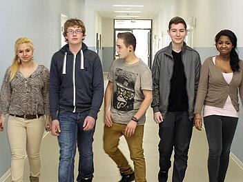 So sehen Erfolgstypen aus (von links): Laura Tschepisur, René Lochner, Dennis Schubert, Marcel Soßdorf und Michelle Schreiffer-Halbig besuchen zwar noch die P-Klasse der Anton-Kliegl-Mittelschule, haben aber alle bereits eine sichere Lehrstelle. Foto: Thomas Ahnert