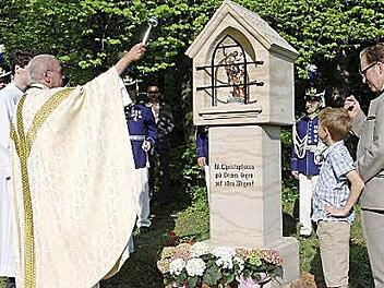 Pfarrer Josef Graser segnet das Materl bei Hundsboden.  Foto: Galster