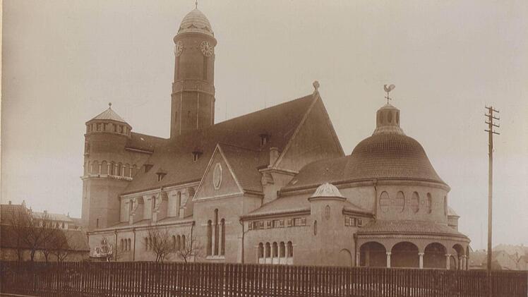 Bei der Einweihung war der Blick auf die Kirche entlang der heutigen Magazinstraße und Gasfabrikstraße noch unverbaut.  Foto: privat