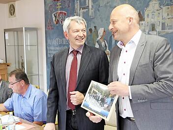 Claus Schwarzmann (r.) verabschiedet Johann Kalb.  Foto: Erlwein