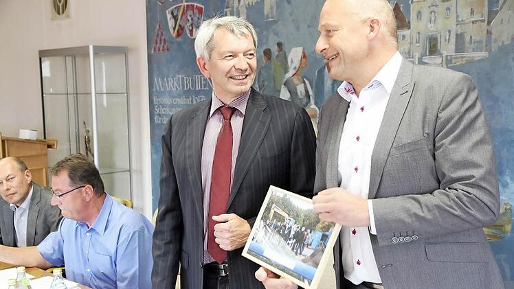 Claus Schwarzmann (r.) verabschiedet Johann Kalb.  Foto: Erlwein