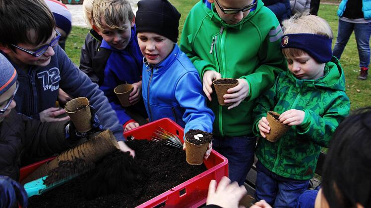 Die Gartensaison ist eröffnet: Paul Lateier, Tim Böhner, Lars Zimmermann, Leon und Robin Denk von der Jugendgruppe des Gartenbauvereins Hutschdorf sind bereit für den großen Kürbiswettbewerb. Foto: Peter May