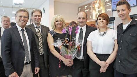 Der Stockheimer Bürgermeister Rainer Detsch und sein Steinbacher Kollege Klaus Löffler (Erster und Zweiter von links) freuen sich über die Eröffnung des Food-Store. Mit im Bild Daniel und Sigrid Fehn mit ihren Kindern Kristin und Fabian. Auch Gerhard Rentsch (im Hintergrund) gehörte zu den Gratulanten.  Fotos: Veronika Schadeck