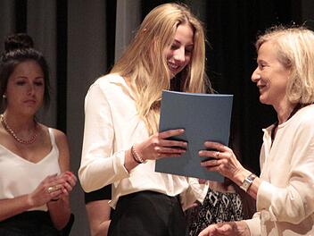 An 106 Abiturienten überreichte Lieselotte Rall-Weiß (rechts) die Abschlusszeugnisse. Foto: Josefr Hofbauer