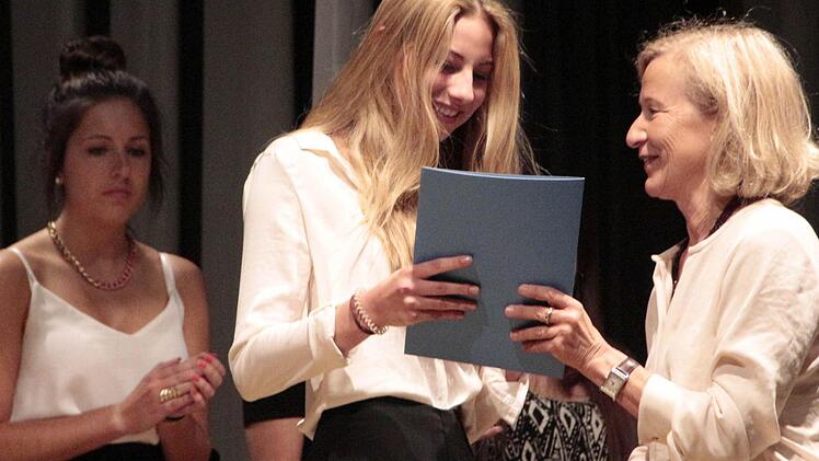 An 106 Abiturienten überreichte Lieselotte Rall-Weiß (rechts) die Abschlusszeugnisse. Foto: Josefr Hofbauer