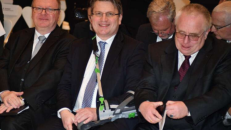 Unübersehbar war der verletzte linke Arm, mit dem Justizminister Bausback kam. Foto: Ronald Rinklef