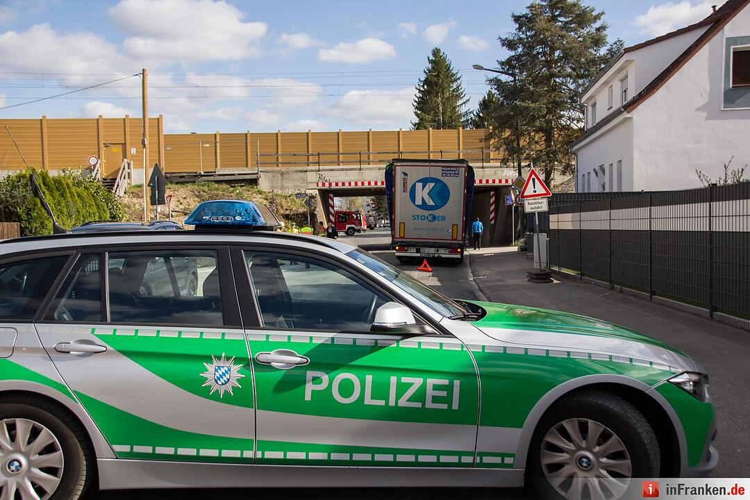 Laster steckt in Bahnunterführung in Vach fest