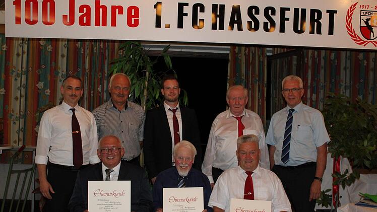 Norbert Geier, Dieter Bauernschmitt und Robert Abrolat (vorne, von links) wurden beim FC Haßfurt in den Stand der Ehrenmitgliedschaft gehoben. Mit im Bild die FC-Funktionäre und Haßfurts Bürgermeister Günther Werner (hinten, rechts).