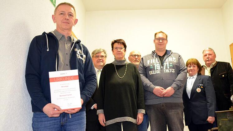 Die für jeweils 50 Blutspenden Geehrten (vorne von links) Bernhard Fischer, Renate Harthan und Daniel Geiger zusammen mit (hinten von links) BRK Kreisgeschäftsführer Thomas Petrak, Jürgen Feiner, Traude Sachs und Bürgermeister Christian Mrosek. Thomas Micheel