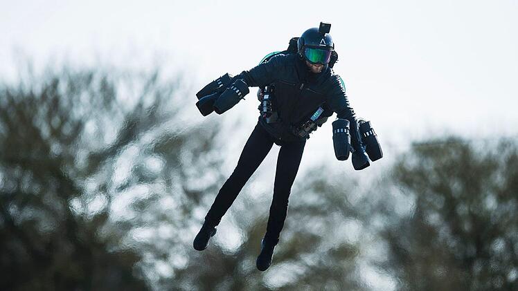 Richard Browning, genannt "Rocket Man", fliegt mit  Mini-Triebwerken mit bis zu 50 km/h durch die Luft. Foto: Gravity Industries