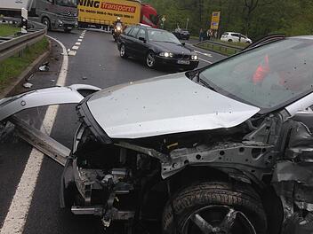 Ein klassischer Unfallhergang an der Pyramide im Mai 2017. Die Fahrerin dieses Autos wollte aus Richtung Schweinfurt nach links in Richtung Nüdlingen abbiegen und übersah ein aus Münnerstadt in Richtung Schweinfurt fahrendes Auto.  Foto: Archiv/Paul Ziegler