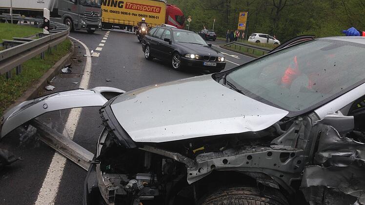 Ein klassischer Unfallhergang an der Pyramide im Mai 2017. Die Fahrerin dieses Autos wollte aus Richtung Schweinfurt nach links in Richtung Nüdlingen abbiegen und übersah ein aus Münnerstadt in Richtung Schweinfurt fahrendes Auto.  Foto: Archiv/Paul Ziegler