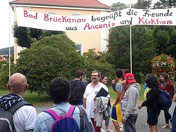 Weithin sichtbar wies ein Banner auf das Partnerschaftstreffen am Wochenende in Bad Brückenau hin. Über einen derart herzlichen Empfang freute sich auch der Leiter der französischen Delegation, Christian Prévot (Bildmitte).Foto: Rolf Pralle