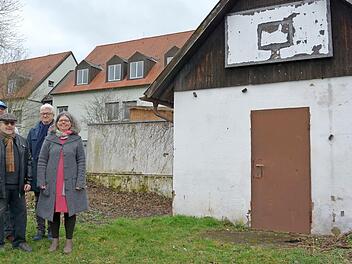 Noch kann man sich nicht vorstellen, wie aus diesem Schuppen ein Heim für Alpakas werden soll: Doch die Mitarbeiter am Fassoldshof haben gut durchdachte Umbaupläne. Foto: privat