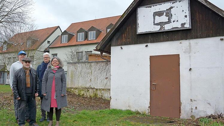 Noch kann man sich nicht vorstellen, wie aus diesem Schuppen ein Heim für Alpakas werden soll: Doch die Mitarbeiter am Fassoldshof haben gut durchdachte Umbaupläne. Foto: privat