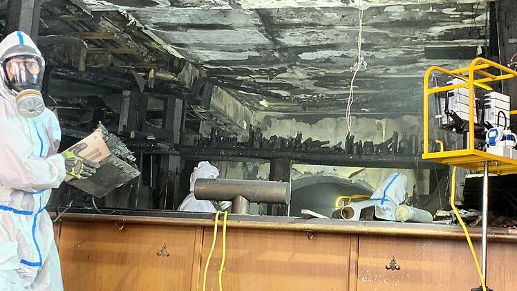 Nach Brandstiftung in Kultkneipe: Feuerwehr hilft betroffener Wirtin
